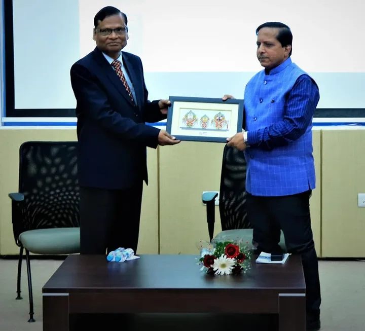 Presentation of a framed artwork